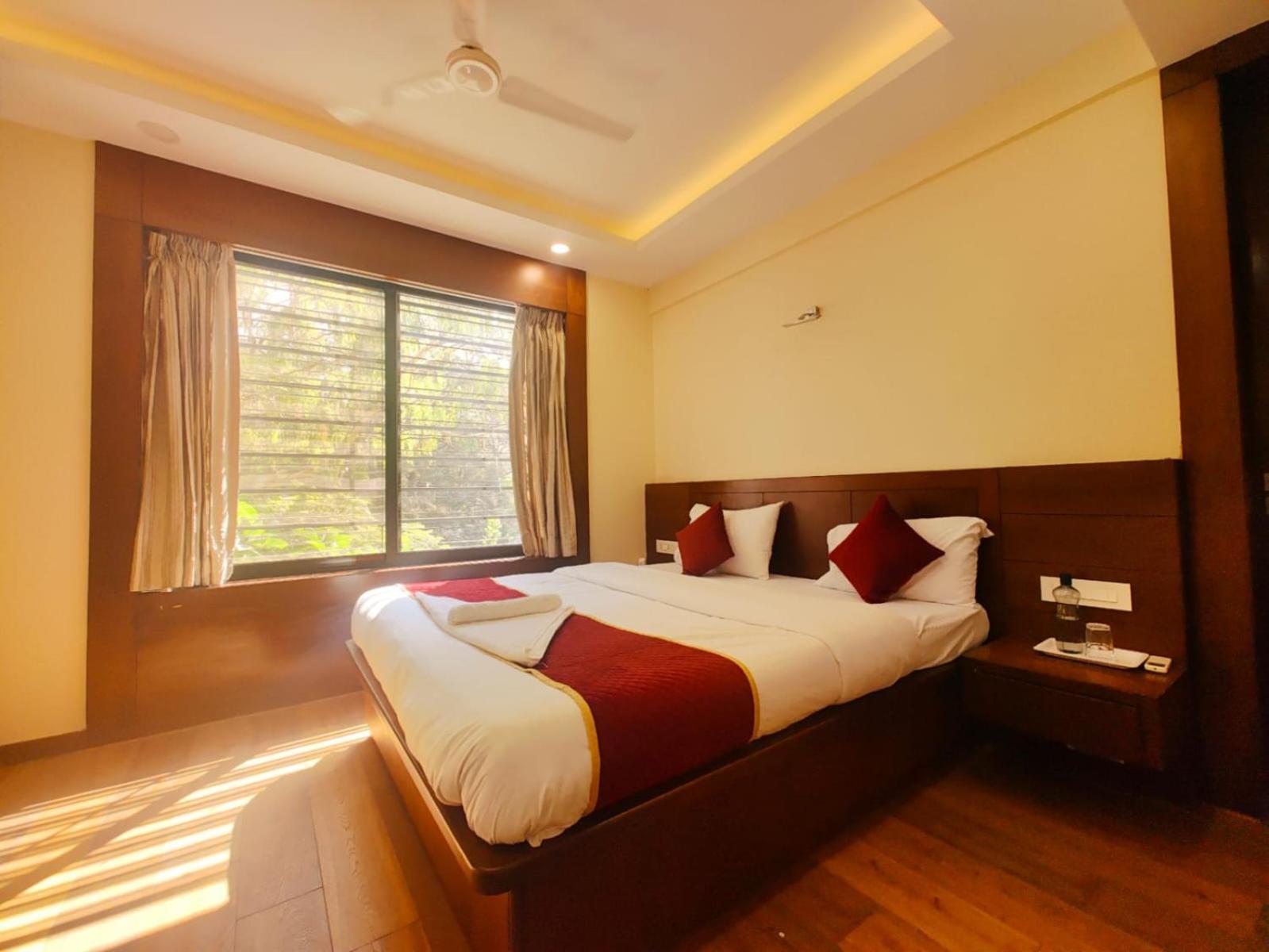 Sun Solitaire Pune Bagian luar foto