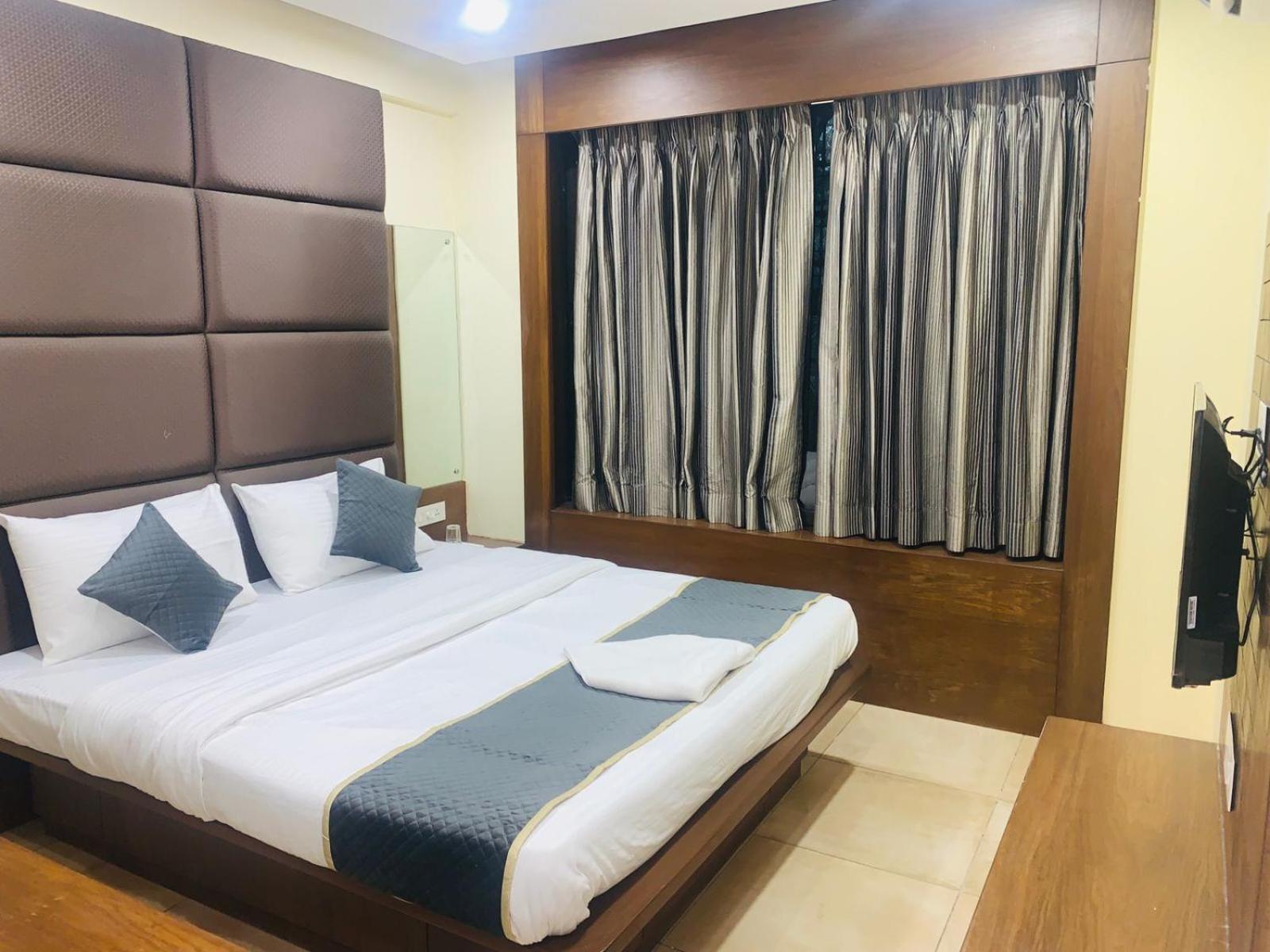 Sun Solitaire Pune Bagian luar foto
